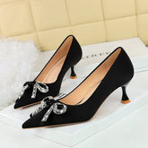 Escarpins en satin à talon aiguille pointu et luxueux avec nœud en strass et talon coupe vin